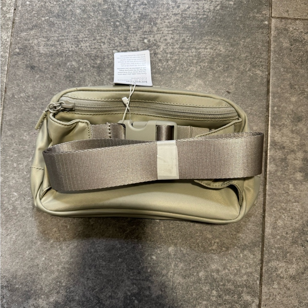 Lululemon Everywhere Belt Bag Large 2L- Raw Linen - Picture 4 of 9